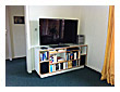 Wohnzimmer mit großem Flachbildschirm und CD/HiFi